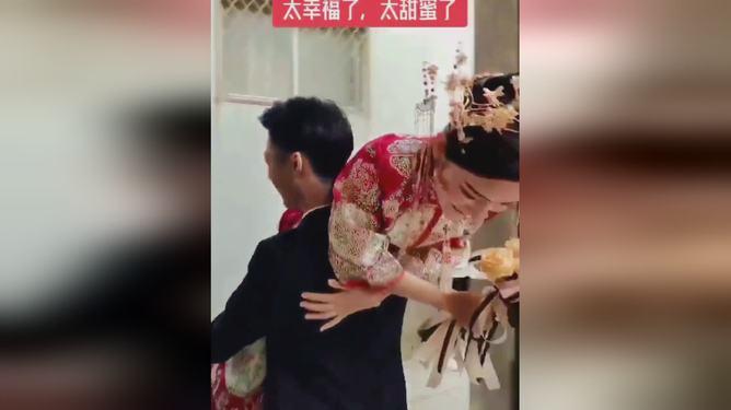 探索奇妙世界 问答平台女生健身穿健身背心,胸两侧有肉肉露出来,正常吗?总觉得很尴尬